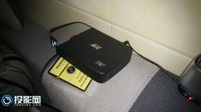 先奇微型投影仪Q5旗舰版会自动对焦，图像清晰反应速度快