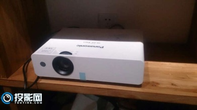 松下PT-UW313C投影仪简单体验说明：白天观看有点反光