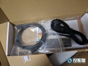 塑料感强的先奇XQ-23投影仪系统说是定制实则是极光桌面