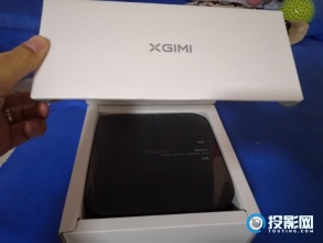 极米新一代Z6X使用评价在灯光下看电影也非常清楚